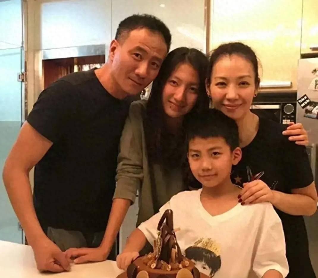 胡军为爱人庆生，52岁妻子貌美如花，康康为妈妈戴项链，女儿送花