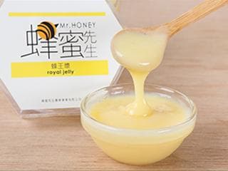 蜂王浆：从蜂群中的“皇室专供”到人类的营养补品