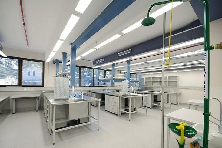 在洁净实验室设计装修中怎么选择合适实验室家具？