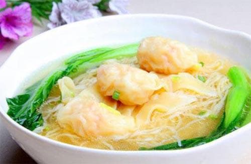 港式云吞面：虾肉云吞配鸡骨清汤，地道香港味道