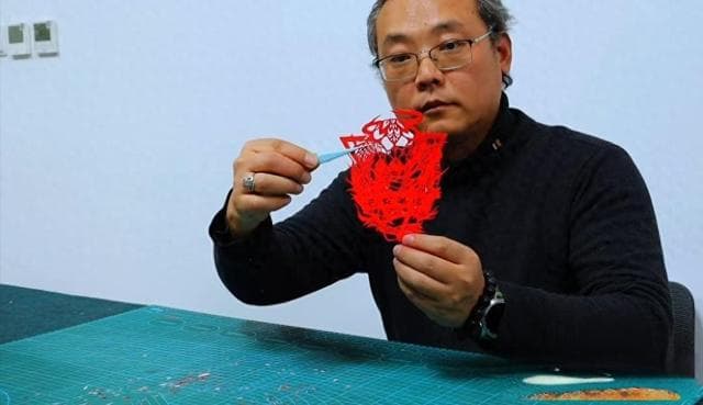 盐城非遗传承人剪出蛇年别样年味