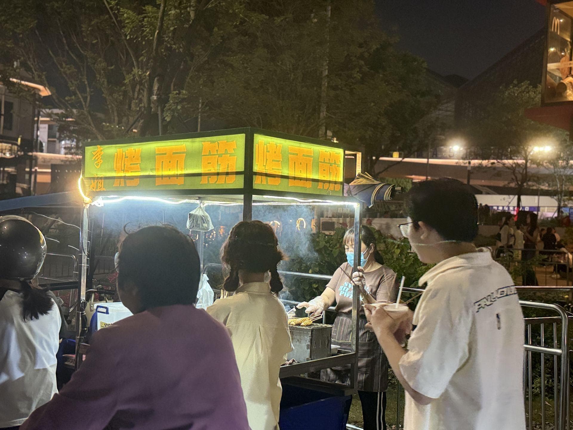 地摊经济有多火？3场演唱会，新手摊贩600多杯柠檬茶卖了上万元
