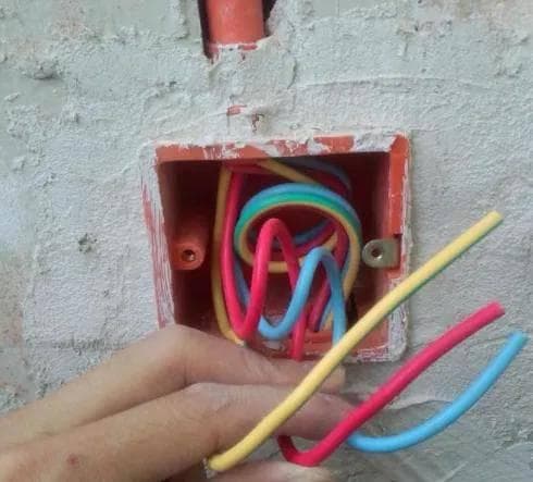 实用指南：三根颜色相同的电线中如何快速区分火线、零线和地线