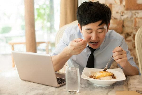 深夜看吃播会得胆结石？听听医生怎么说
