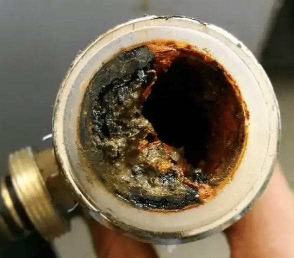 水碱堵住水管怎么办？管道内壁水垢除垢技巧！