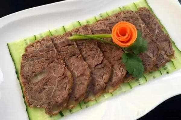 卤制牛腱子肉，不仅是一道美味的家常菜，更是许多食客的下酒佳肴