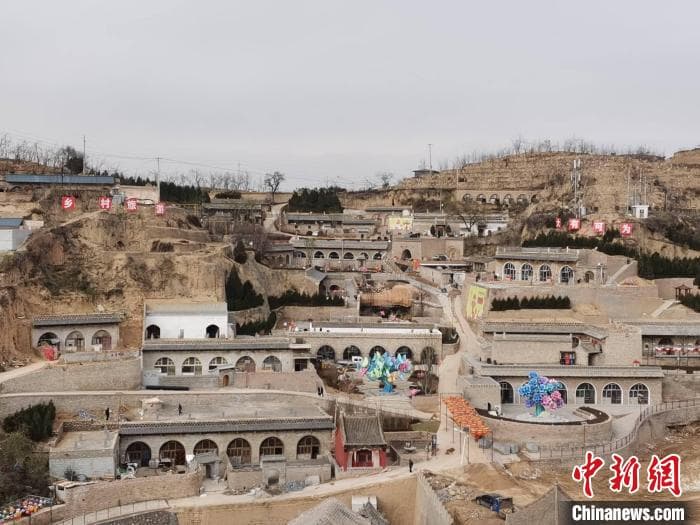 黄河岸畔古村“变形记”：古窑洞飘出咖啡香