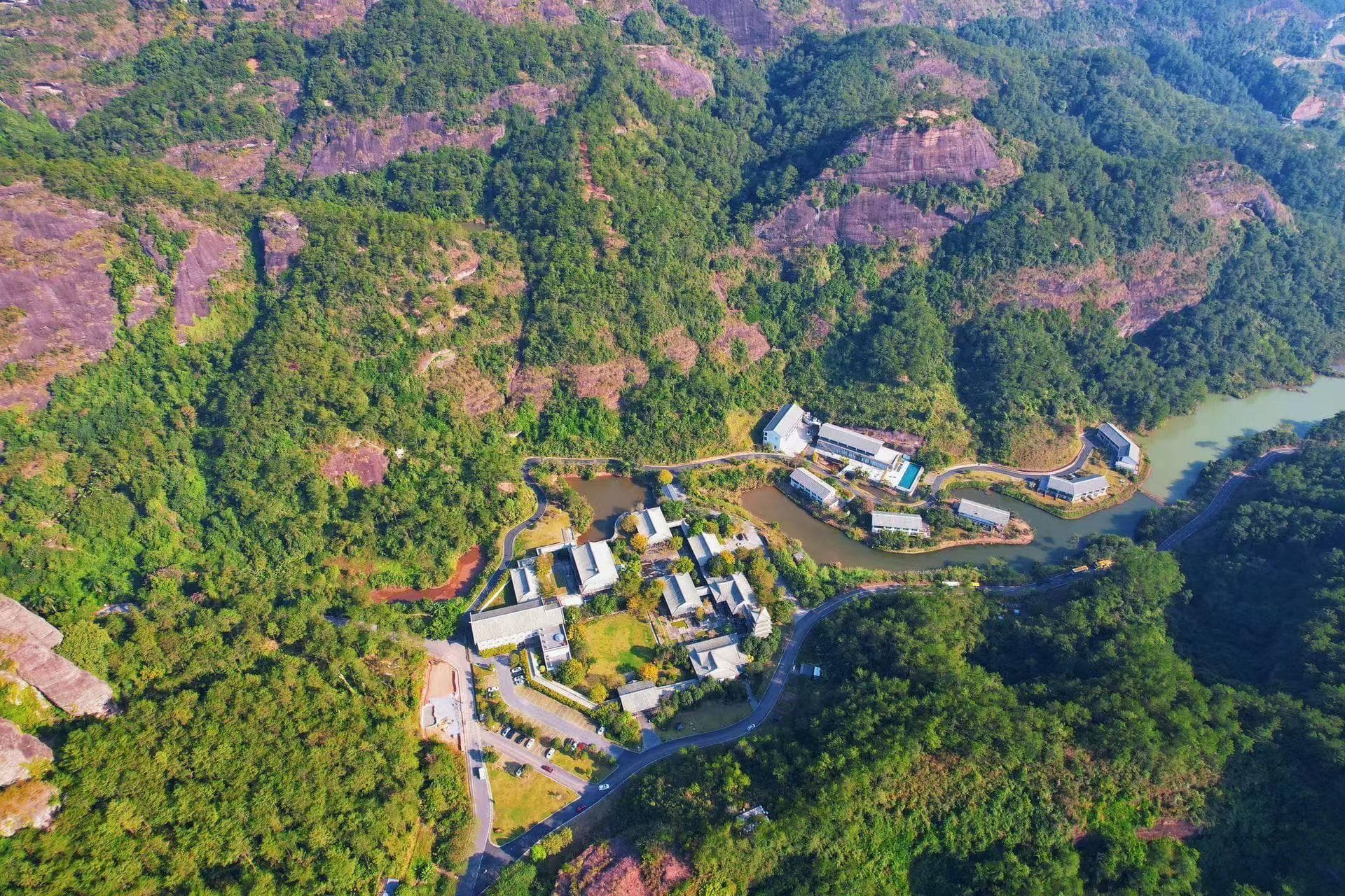 广西玉林这个景区的地标景点是一个字，金光闪闪，很有故事
