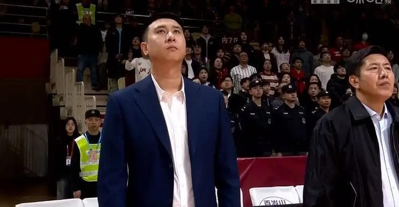 CBA多支球队酝酿换帅，杨鸣被喊下课，刘炜掌控球队不力