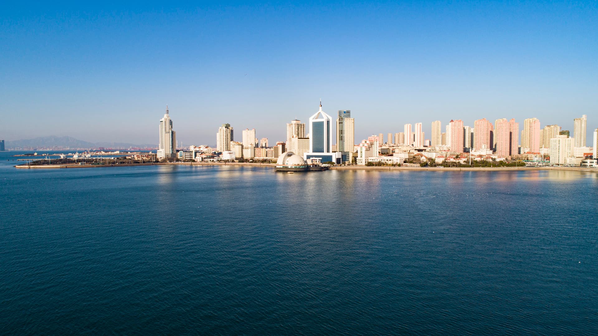 沿着青岛绵长的海岸线走走停停 一路欣赏美丽海景