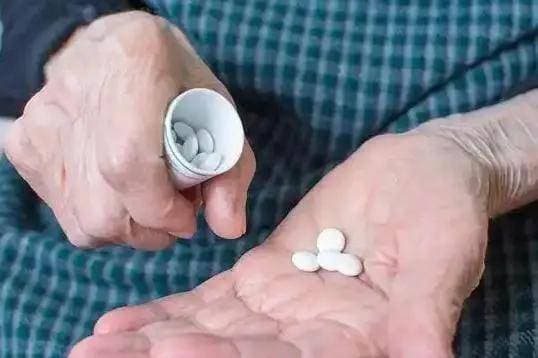 服用降压药不能吃香蕉？医生提醒：不止是香蕉，这几物最好也少碰