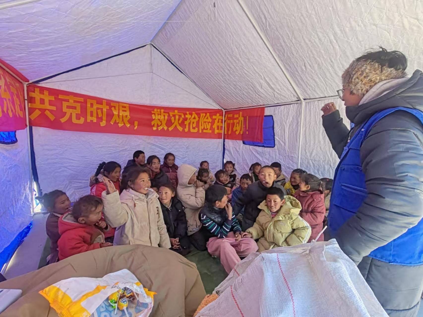 心理援助公益机构为受灾儿童提供心理辅导