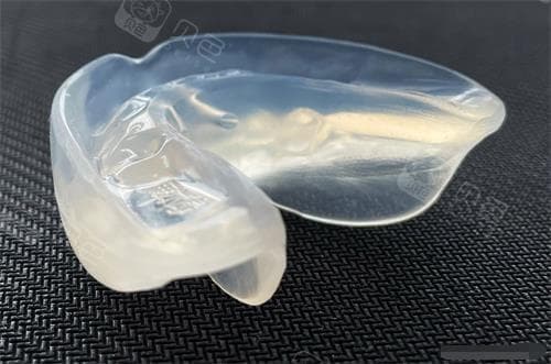 硅胶牙套睡眠佩戴指南：硅胶牙套睡觉要取下来吗？科学佩戴建议