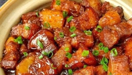 土豆红烧肉因其丰富的口感和营养价值，成为了餐桌上的常客