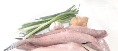 油炸豆腐鱼：外表酥脆，里面嫩滑