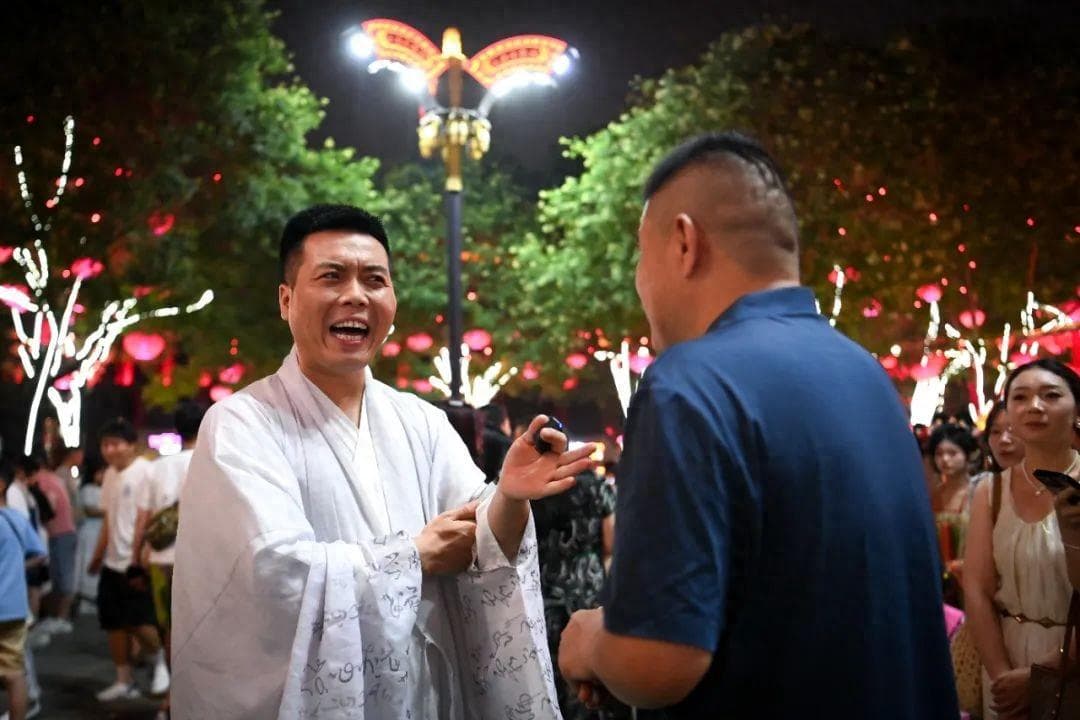 基因觉醒！街头“对诗热”成了新“潮玩”