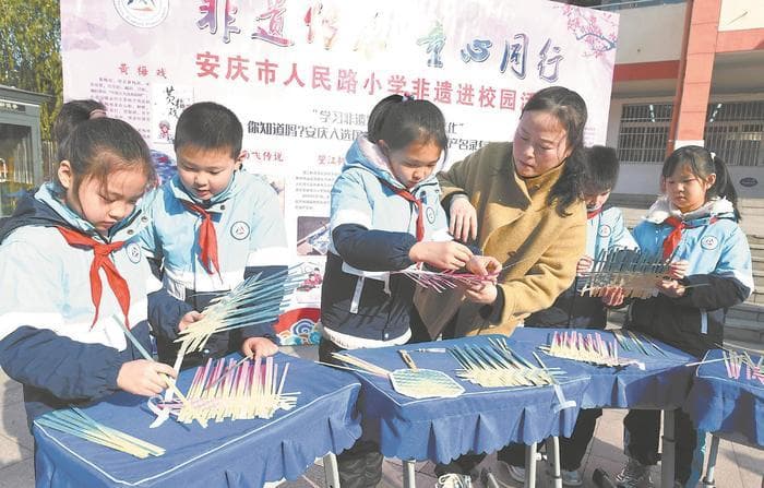 安徽省中小学校迎来新学期，各地“开学第一课”充分展示科技创新成果和非遗
