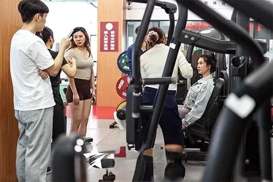 在健身教练培训基地进行硬拉训练的黄金法则