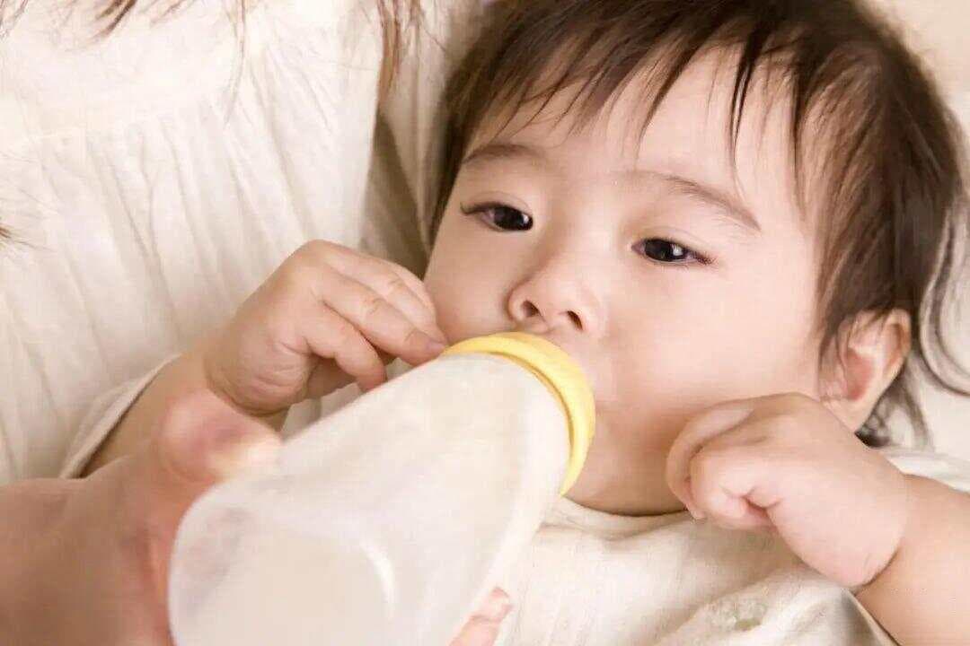 宝宝吃奶吃饱了吗？一个公式计算新生儿奶量，不多不少刚刚好