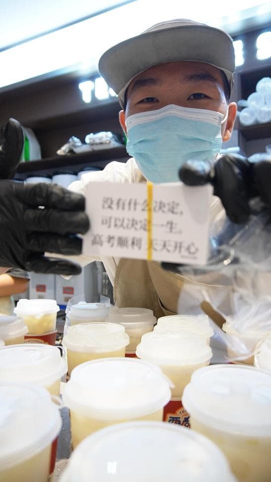 用表情包“发疯”的年轻人，找到了一种“更疯”的表达方式
