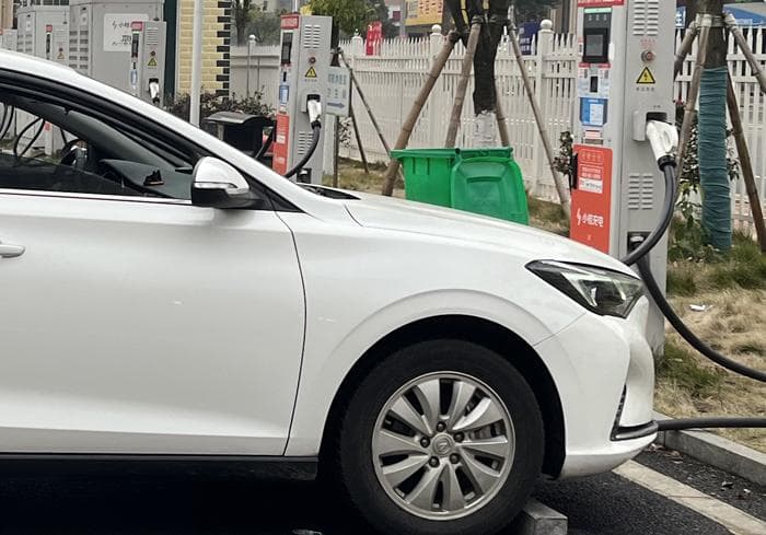 暴雨来袭，新能源汽车可以涉水行驶吗？