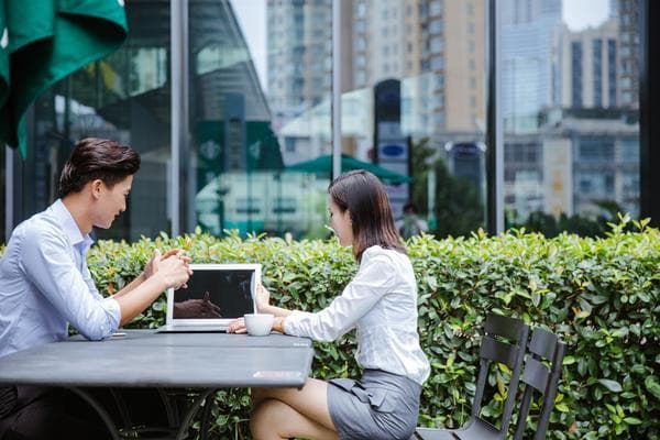 汽车创意招贴海报设计：提升品牌形象，吸引潜在客户