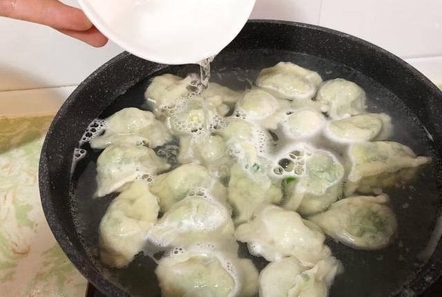 煮饺子“三点水”加2次还是3次，口感差别竟如此大？