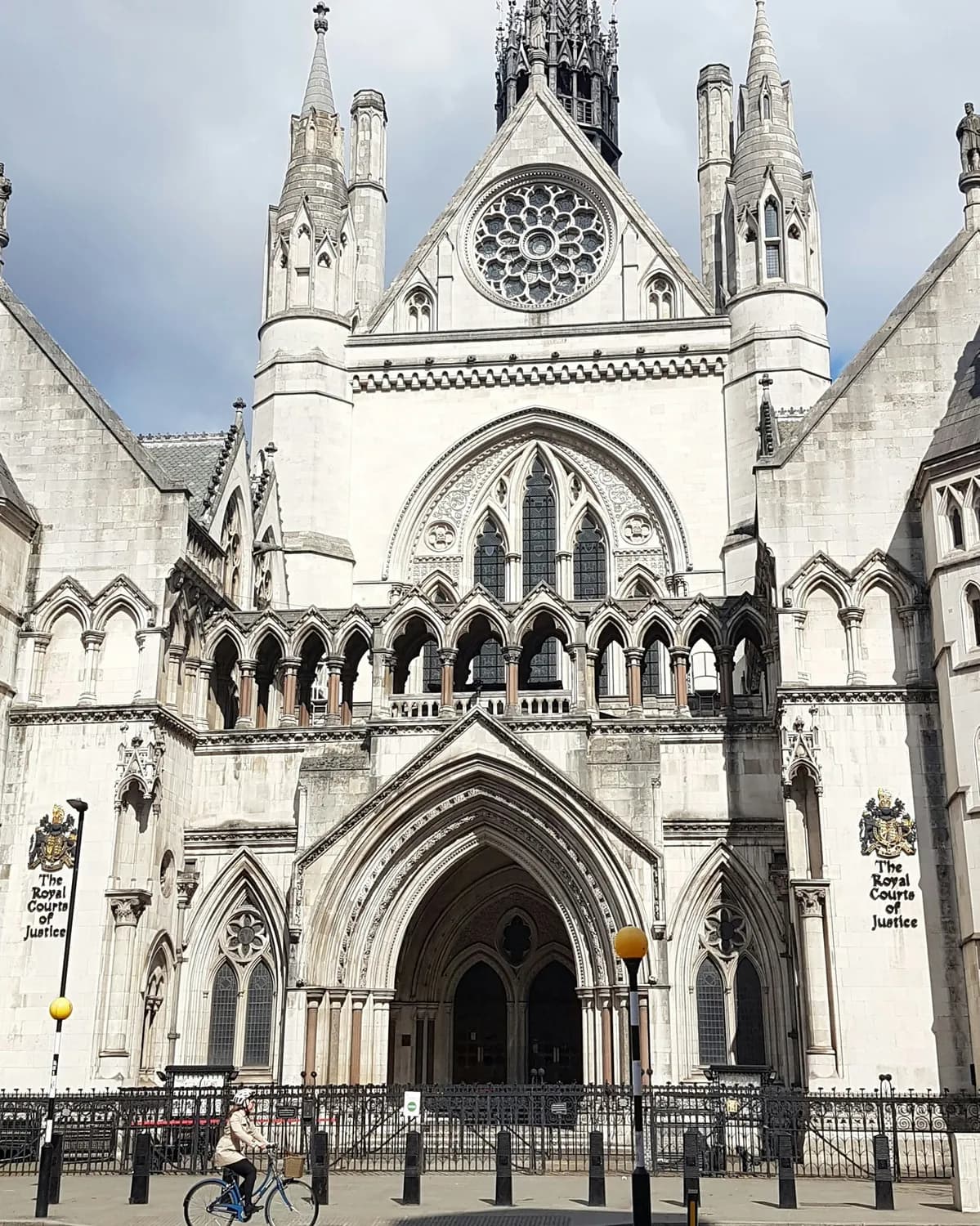 中英涉外离婚经济救济大不同：从法律到实践的全面对比