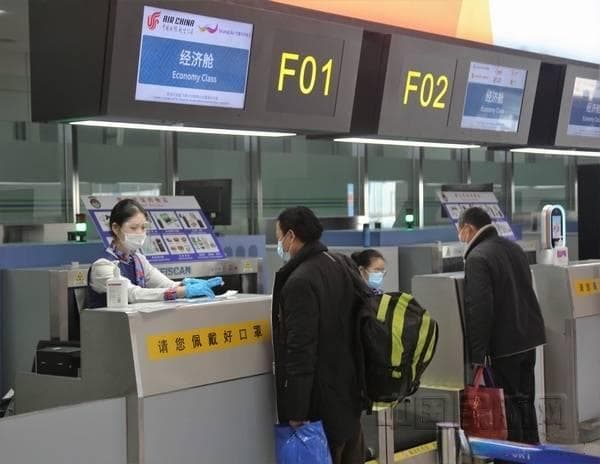 买完机票后发现名字错了1个字怎么办，可以登机吗？