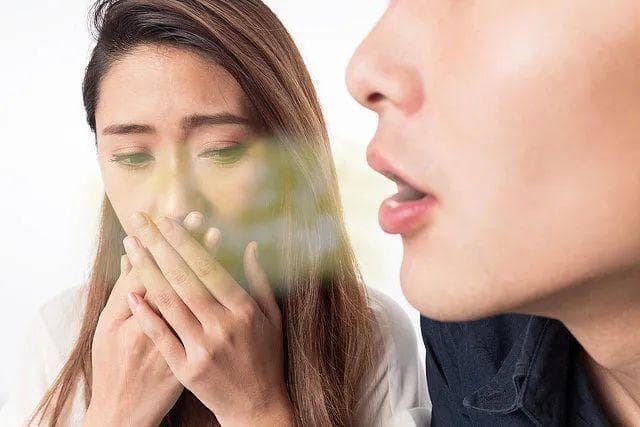 长期口臭可能是长了扁桃体结石