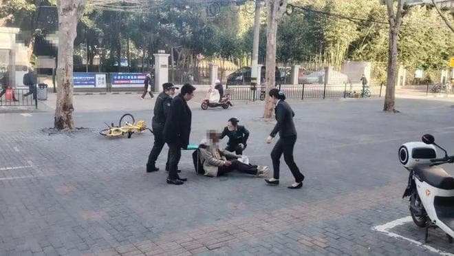 街头暖心一刻，银警联动救助摔倒老人