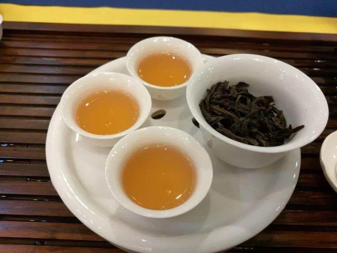 【养生指南】夏季老年人饮茶全攻略：哪些茶适合？需要注意什么？