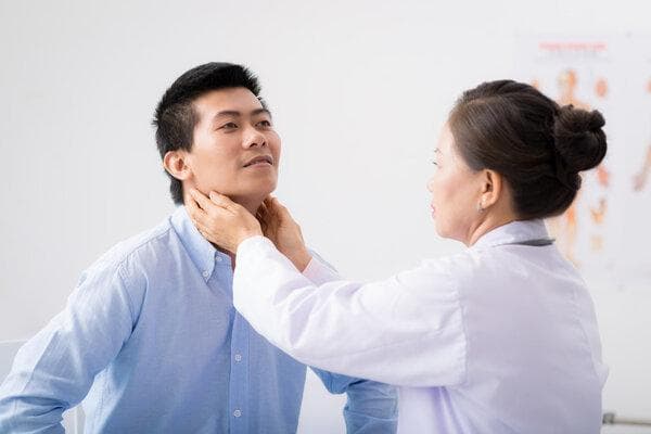 如何进行扁桃体炎专科查体