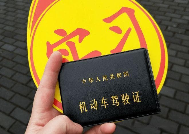 2025电动车、三轮车合法上路，除了戴头盔之外，你还得有"3证1照"