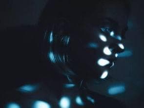拍摄时如何利用光影效果表现人物的情绪？