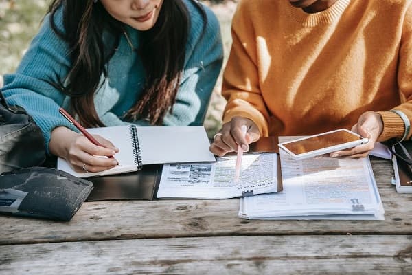 澳洲与英国留学费用全面对比：学费、生活成本与性价比分析