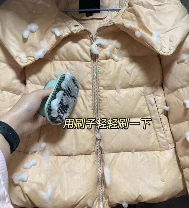 羽绒服清洗全攻略：手洗、局部去污、小心机洗，延长保暖寿命的小妙招
