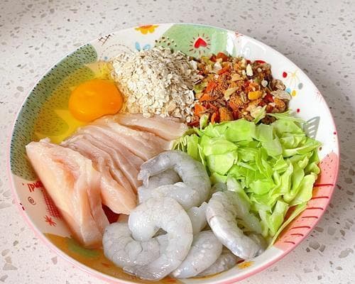 贵宾犬的饮食习惯及可食用的人类食物（贵宾犬是否能够食用米饭？）
