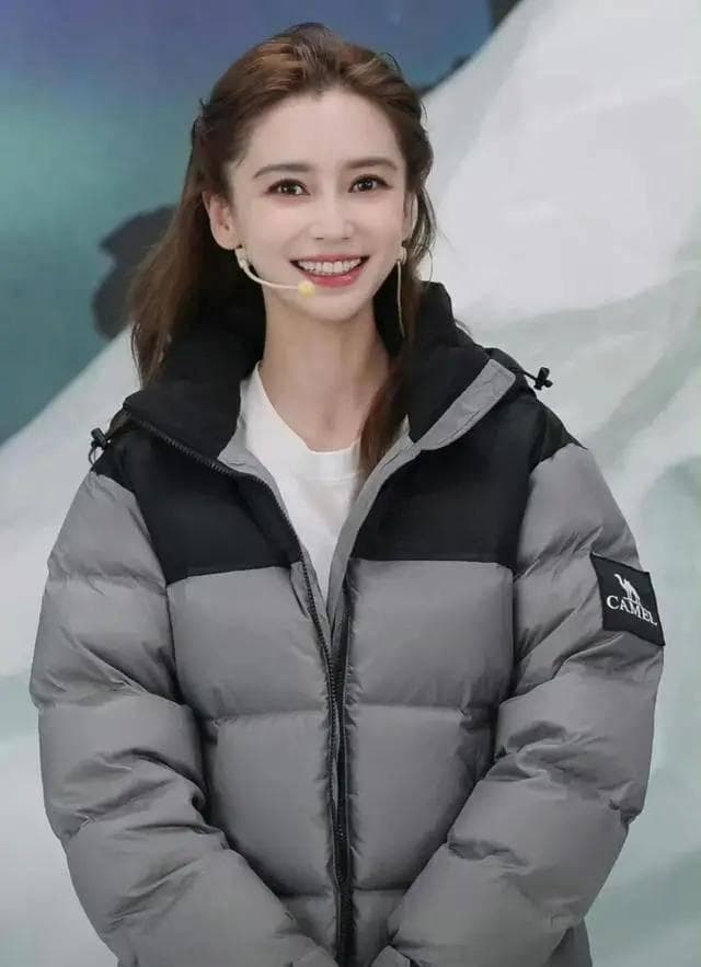 Angelababy复出登《瑞丽》封面，转型之路能否重启？