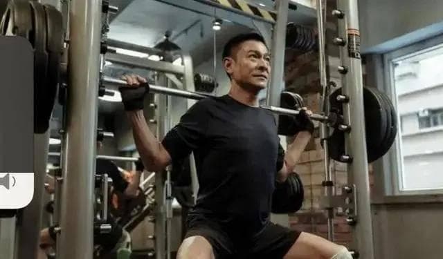 揭秘刘德华63岁仍年轻活力的秘诀：跑步、健身、素食与自律的力量