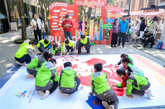 上海各区开展“学习雷锋好榜样 文明实践我行动”主题示范活动