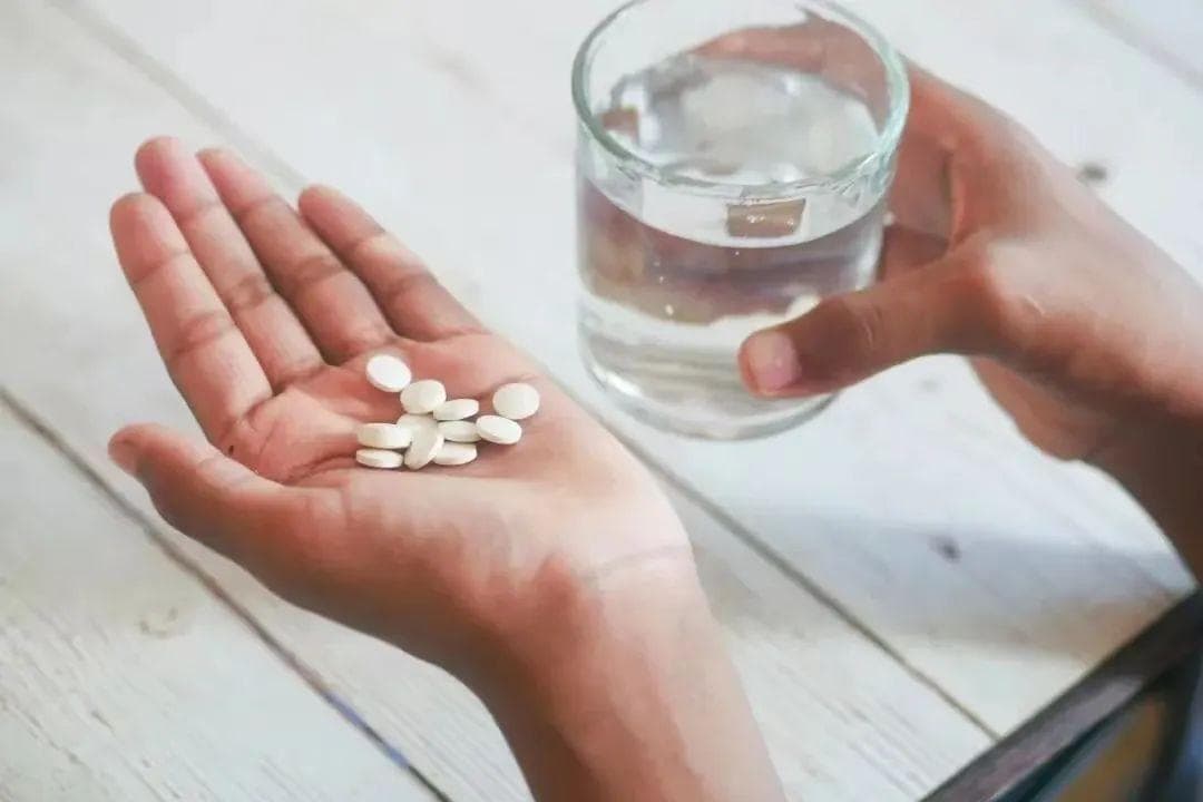 吃药不注意这一点，可能不仅降低药效，还会......