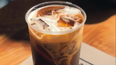 喉咙痛时能喝咖啡吗？医生：这样做可能适得其反