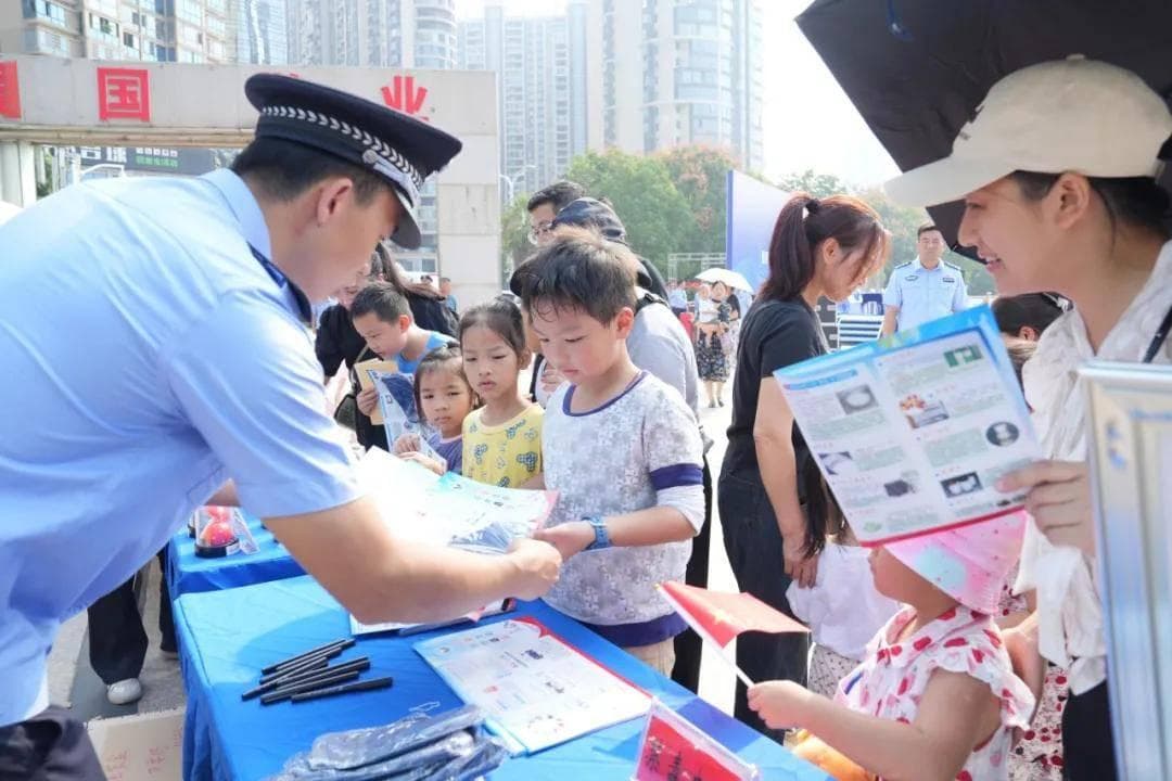 永州幼儿园小朋友送花祝福，警营开放日温暖警心