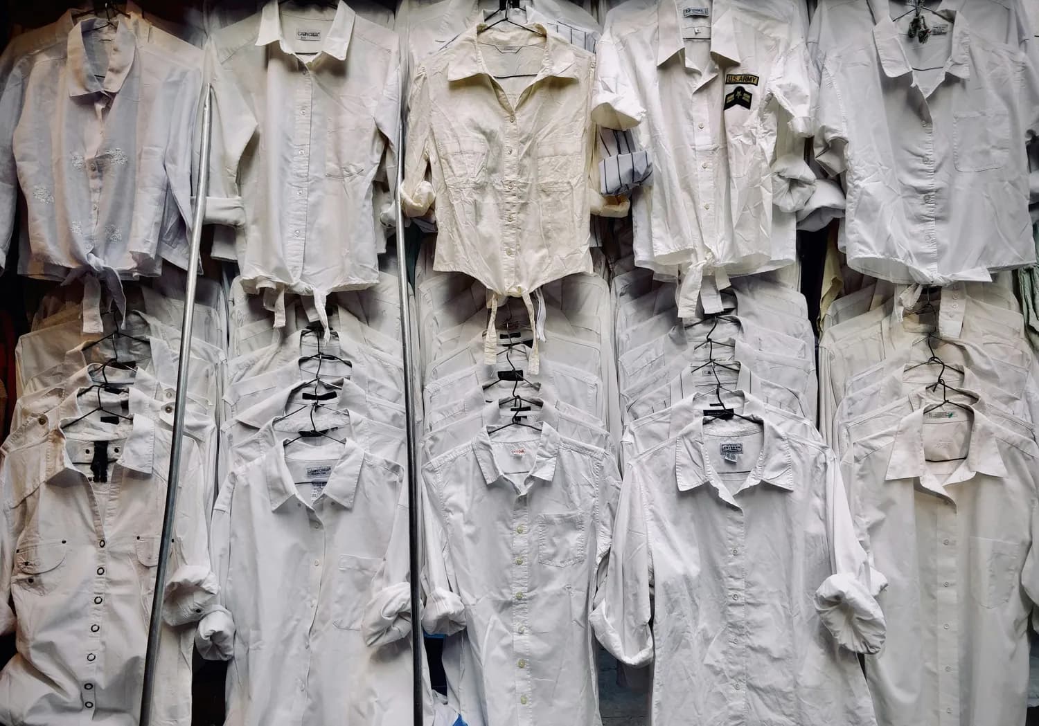 白衣服染色怎么办？这些妙招让你秒变清洁达人