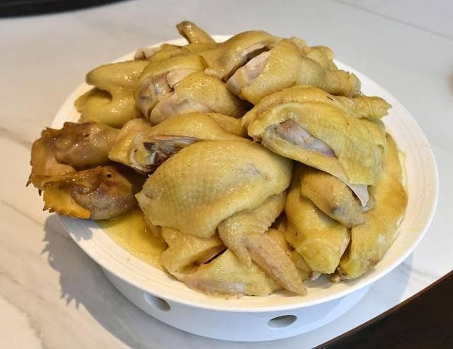 水蒸鸡制作攻略：掌握三个关键技巧，让鸡肉鲜美爽滑不腻