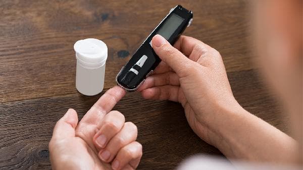 糖尿病患者可以适量食用银耳羹，但需注意这些事项