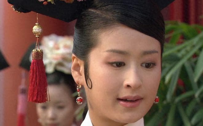 《甄嬛传》：看了夏冬春头顶上的那朵花，才懂华妃为何容不下她