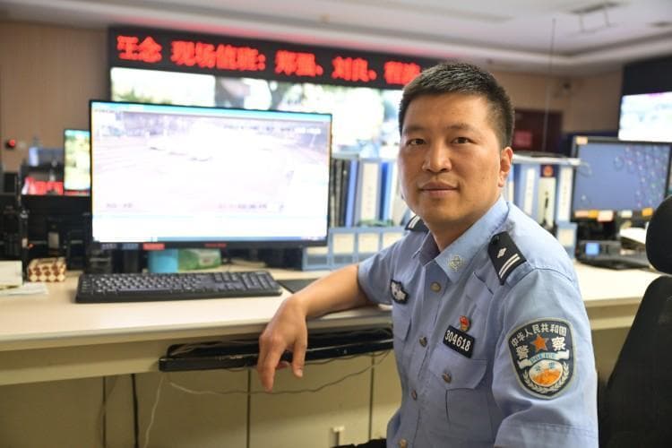 重庆交巡警创新"多车串联掉头"系统，大幅提升交通效率
