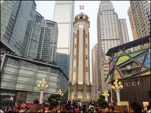 重庆解放碑：从抗战纪念到现代商业中心